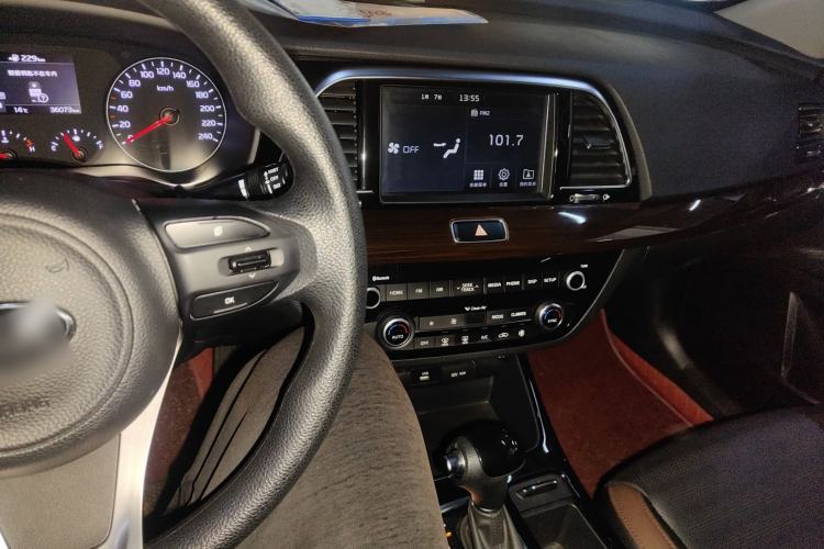 Used Kia K3 (Kai Shen) 2017 1.8L Automatic GLS Center Console