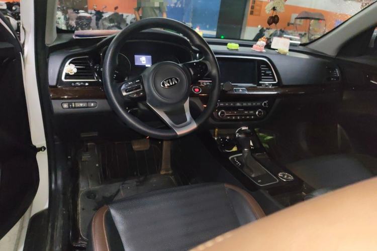 Used Kia K3 (Kai Shen) 2017 1.8L Automatic GLS Center Console
