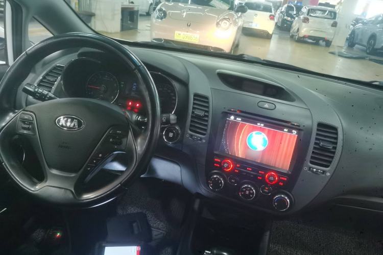Used Kia K3S 2014 1.6L Automatic GLS Center Console
