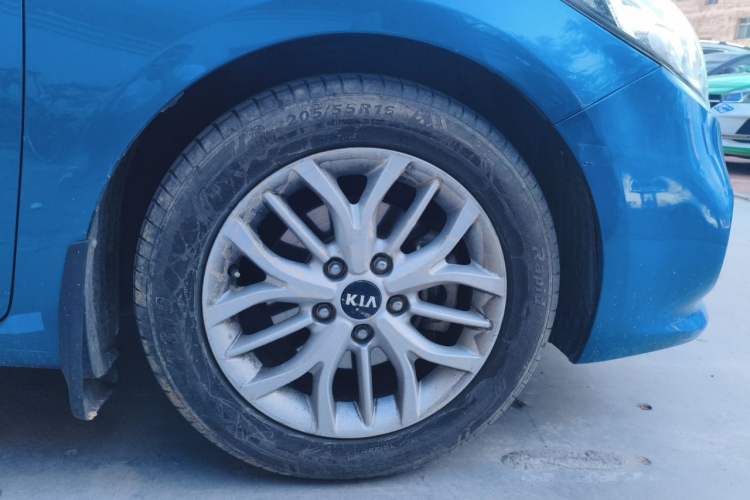 Used Kia K3S 2014 1.6L Automatic GLS Right Front Wheel Hub