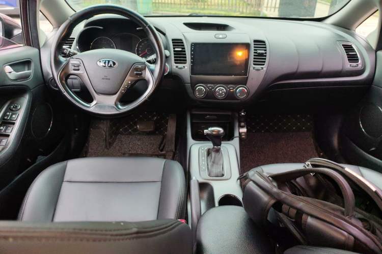Used Kia K3S 2014 1.6L Automatic GLS Center Console