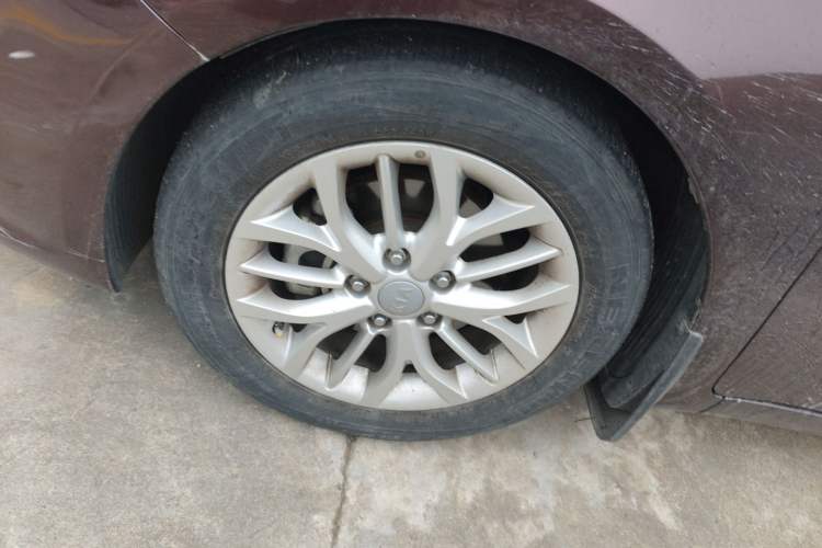 Used Kia K3S 2014 1.6L Automatic GLS Left Front Wheel Hub