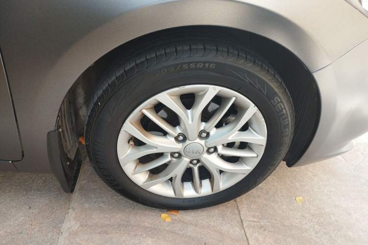 Used Kia K3S 2014 1.6L Automatic Premium Right Front Wheel Hub
