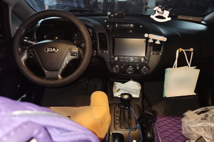 Used Kia K3S 2014 1.6L Automatic GLS Center Console
