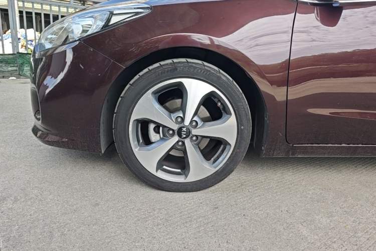 Used Kia K3S 2014 1.6L Automatic Premium Left Front Wheel Hub