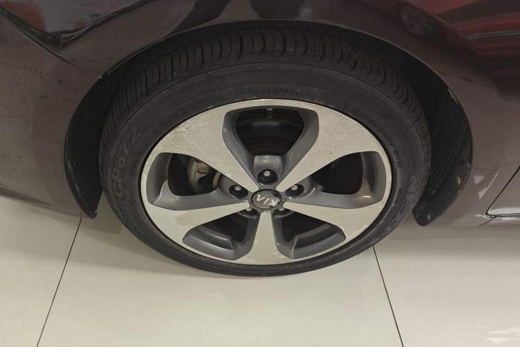 Used Kia K3S 2014 1.6L Automatic Premium Left Front Wheel Hub