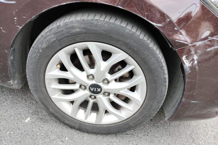 Used Kia K3S 2014 1.6L Automatic GLS Right Front Wheel Hub