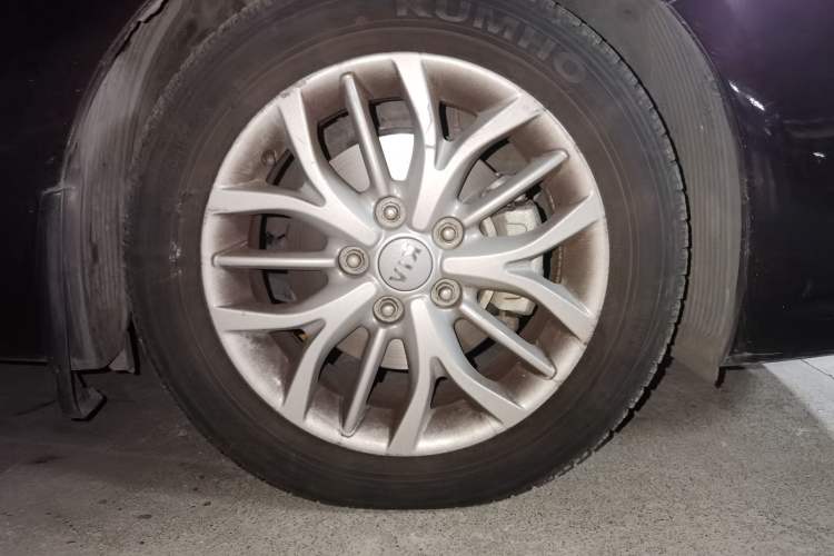 Used Kia K3S 2014 1.6L Automatic GLS Right Front Wheel Hub