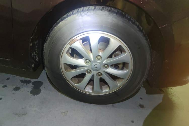 Used Kia K3S 2014 1.6L Automatic GL Right Front Wheel Hub