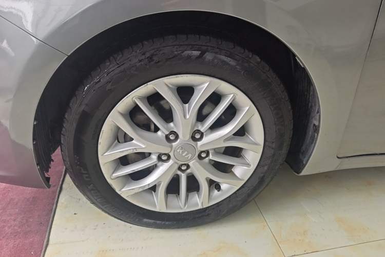 Used Kia K3S 2014 1.6L Automatic GLS Left Front Wheel Hub