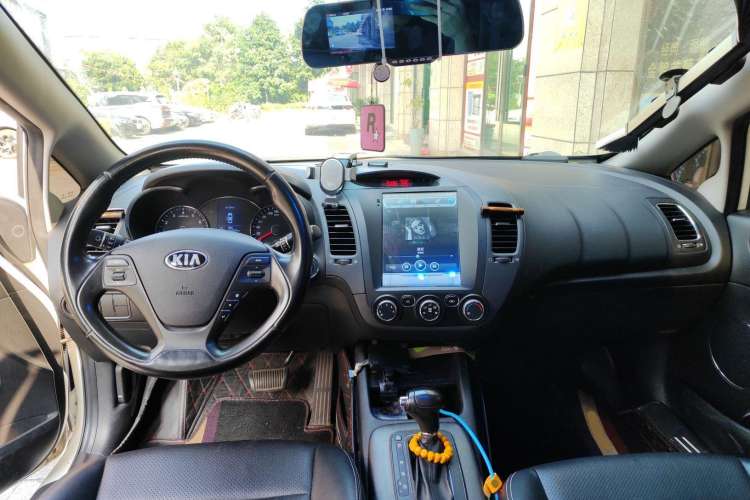 Used Kia K3S 2014 1.6L Automatic GLS Center Console