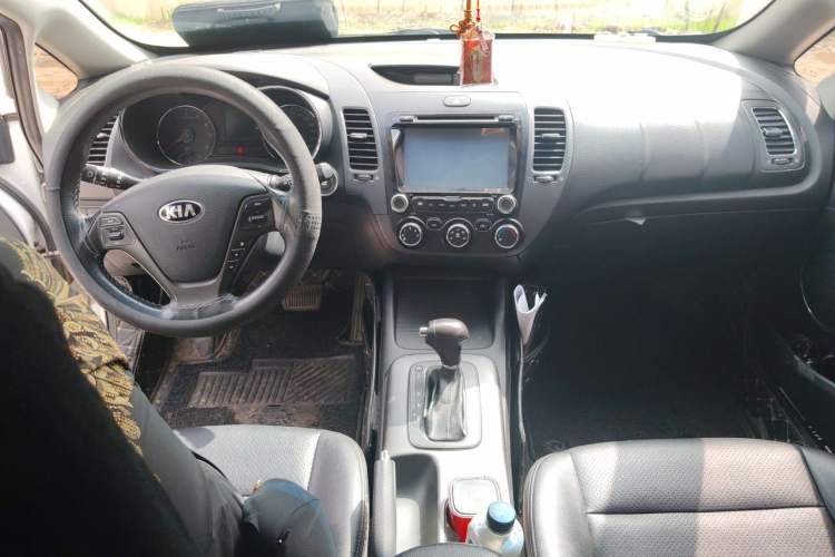 Used Kia K3S 2014 1.6L Automatic GLS Center Console