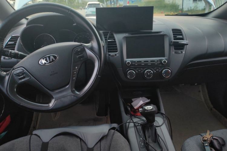 Used Kia K3S 2014 1.6L Automatic GLS Center Console