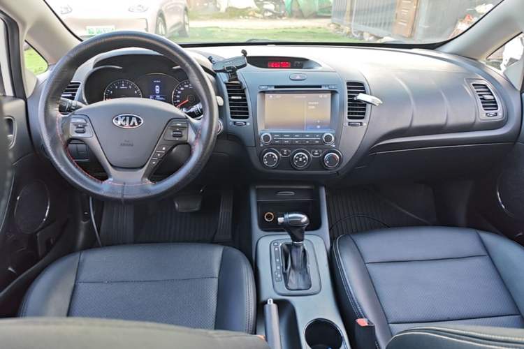 Used Kia K3S 2014 1.6L Automatic GLS Center Console
