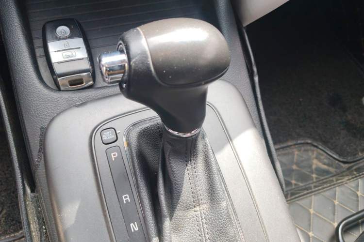 Used Kia K3S 2014 1.6L Automatic GLS Gear Lever