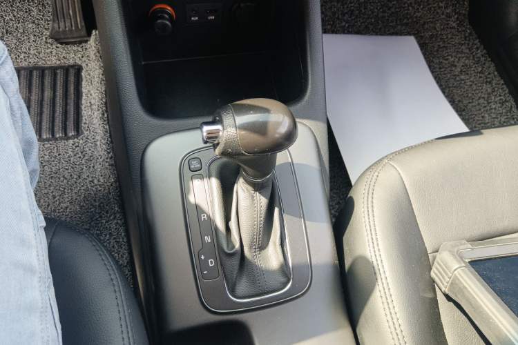 Used Kia K3S 2014 1.6L Automatic GL Gear Lever