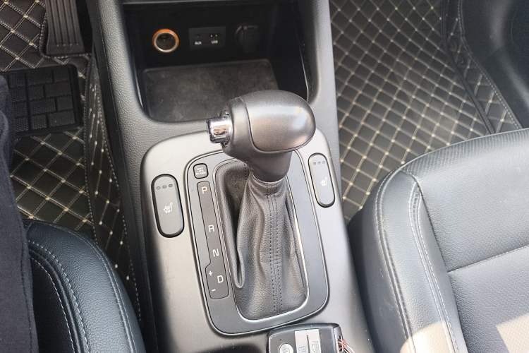 Used Kia K3S 2014 1.6L Automatic DLX Gear Lever