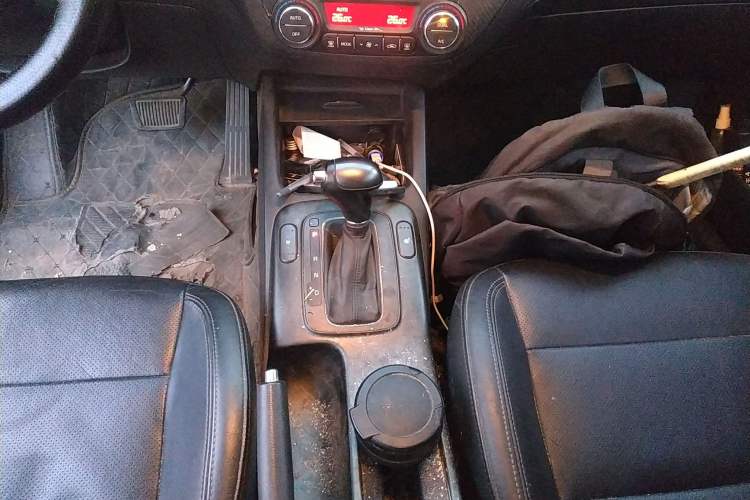Used Kia K3S 2014 1.6L Automatic DLX Gear Lever