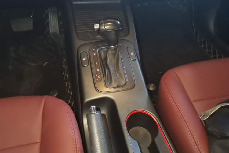 Used Kia K3S 2014 1.6L Automatic DLX Gear Lever