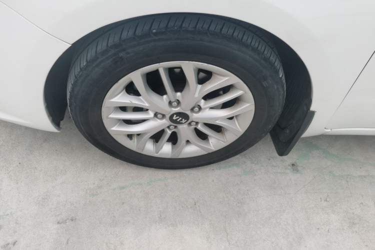 Used Kia K3S 2014 1.6L Automatic DLX Left Front Wheel Hub