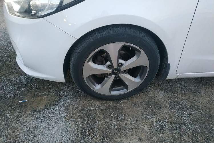 Used Kia K3S 2014 1.6L Automatic DLX Left Front Wheel Hub