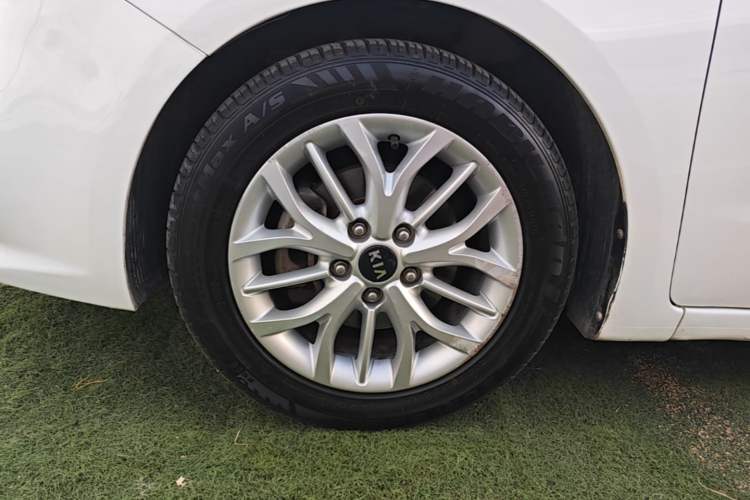 Used Kia K3S 2014 1.6L Automatic GLS Left Front Wheel Hub