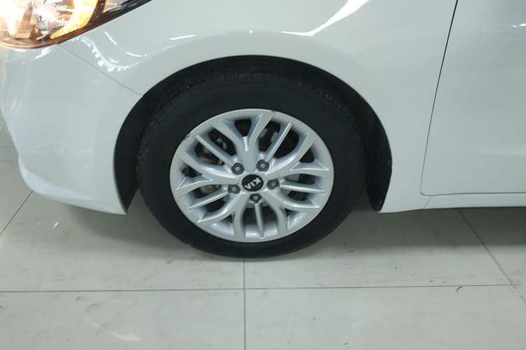 Used Kia K3S 2014 1.6L Automatic GLS Left Front Wheel Hub