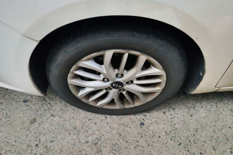 Used Kia K3S 2014 1.6L Automatic DLX Left Front Wheel Hub