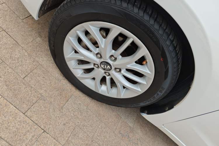 Used Kia K3S 2014 1.6L Manual GLS Left Front Wheel Hub