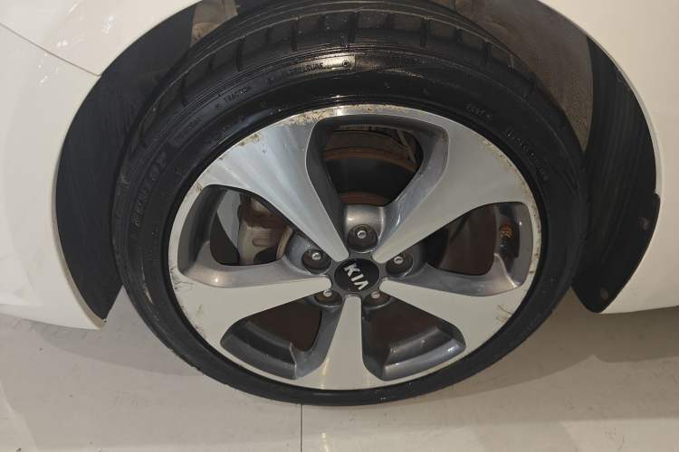 Used Kia K3S 2014 1.6L Automatic Premium Left Front Wheel Hub