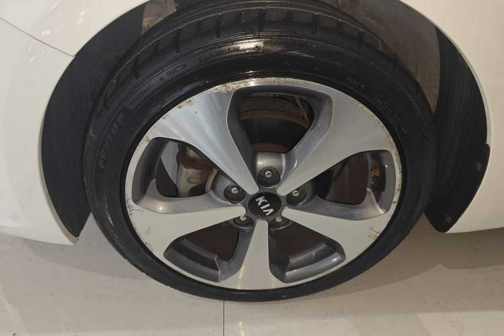Used Kia K3S 2014 1.6L Automatic Premium Left Front Wheel Hub