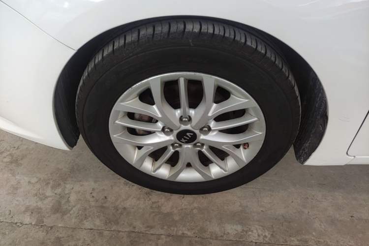 Used Kia K3S 2014 1.6L Automatic GLS Left Front Wheel Hub