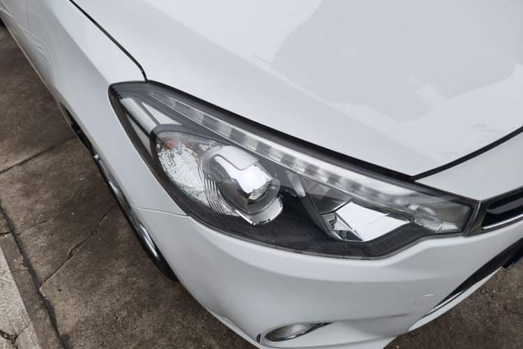 Used Kia K3S 2014 1.6L Automatic DLX Right Front Headlight