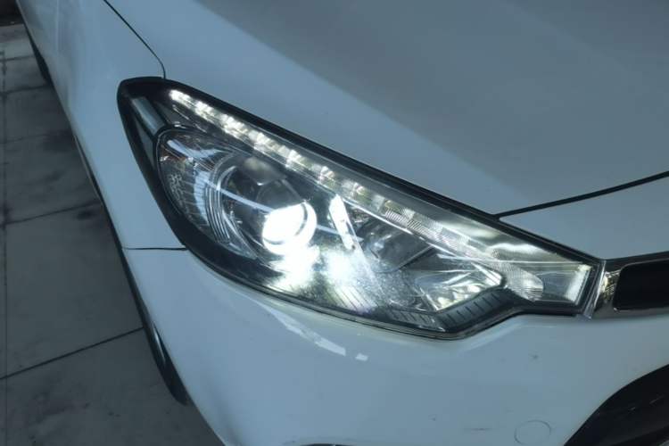 Used Kia K3S 2014 1.6L Automatic DLX Right Front Headlight