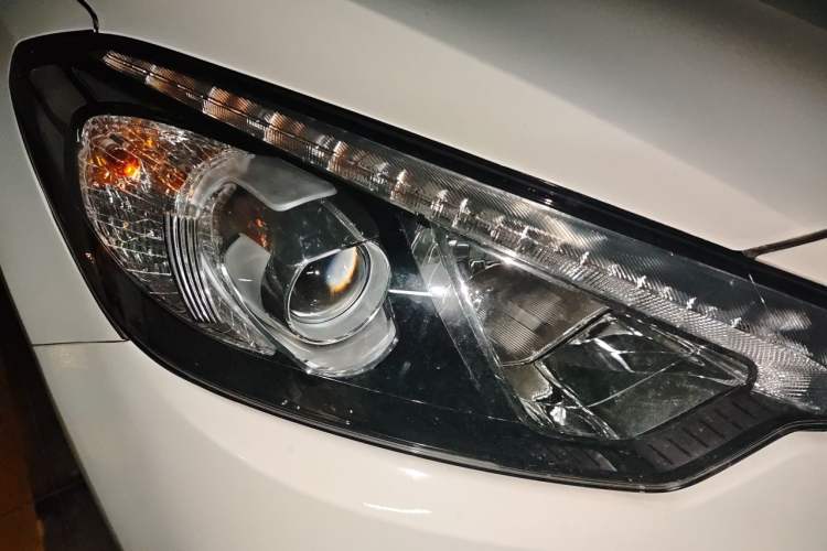 Used Kia K3S 2014 1.6L Automatic GLS Right Front Headlight