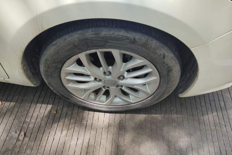 Used Kia K3S 2014 1.6L Automatic GLS Right Front Wheel Hub