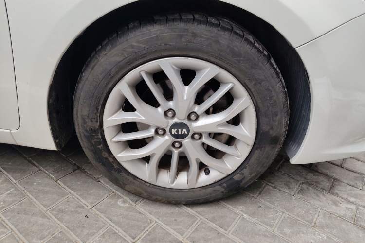 Used Kia K3S 2014 1.6L Automatic DLX Right Front Wheel Hub