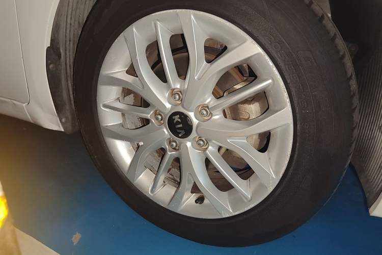 Used Kia K3S 2014 1.6L Automatic DLX Right Front Wheel Hub