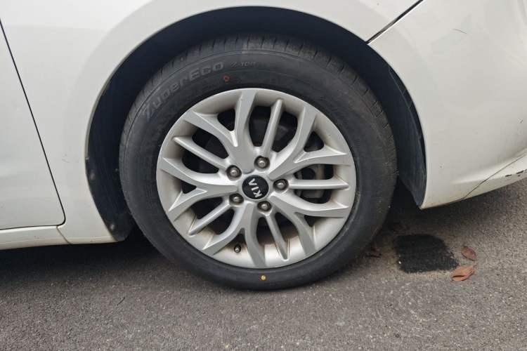 Used Kia K3S 2014 1.6L Automatic GLS Right Front Wheel Hub