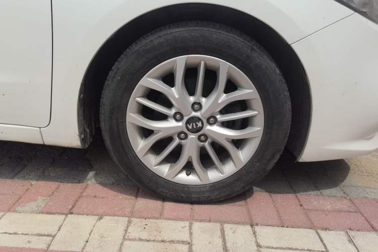 Used Kia K3S 2014 1.6L Automatic GLS Right Front Wheel Hub
