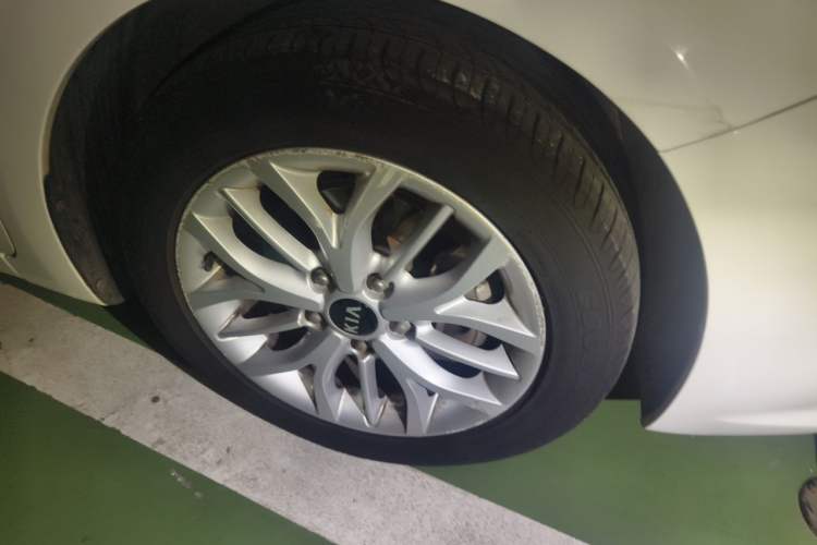 Used Kia K3S 2014 1.6L Automatic GLS Right Front Wheel Hub