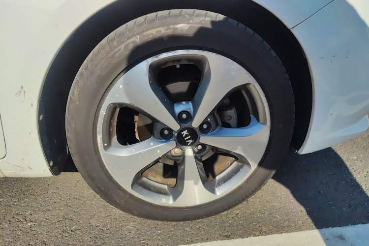 Used Kia K3S 2014 1.6L Automatic Premium Right Front Wheel Hub