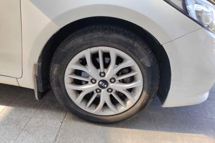 Used Kia K3S 2014 1.6L Automatic GLS Right Front Wheel Hub