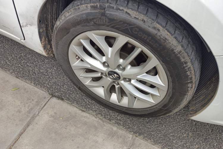 Used Kia K3S 2014 1.6L Automatic GLS Right Front Wheel Hub