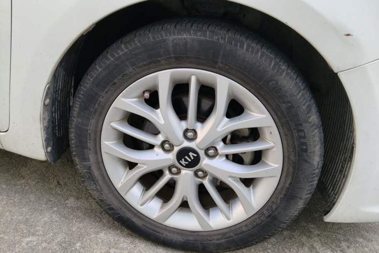 Used Kia K3S 2014 1.6L Automatic DLX Right Front Wheel Hub