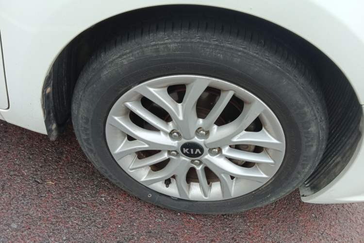 Used Kia K3S 2014 1.6L Automatic GLS Right Front Wheel Hub