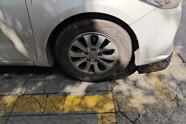 Used Kia K3S 2014 1.6L Automatic GL Right Front Wheel Hub