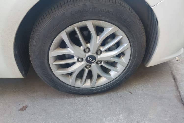 Used Kia K3S 2014 1.6L Automatic DLX Right Front Wheel Hub