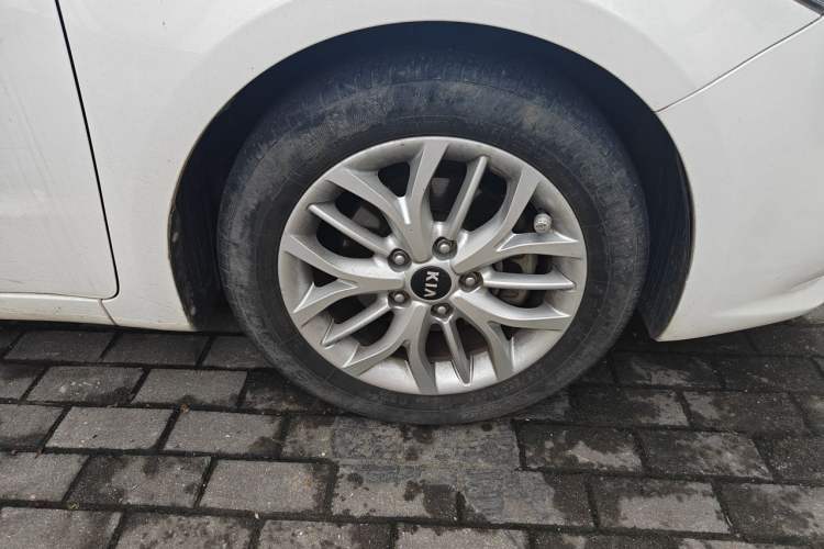 Used Kia K3S 2014 1.6L Automatic DLX Right Front Wheel Hub