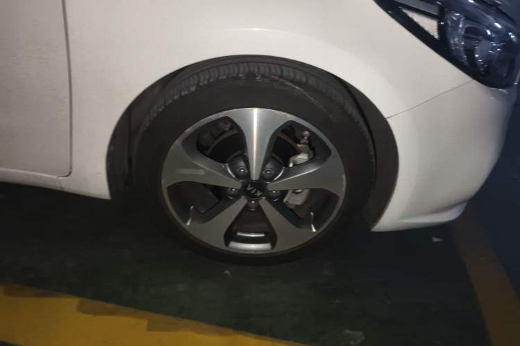 Used Kia K3S 2014 1.6L Automatic GLS Right Front Wheel Hub